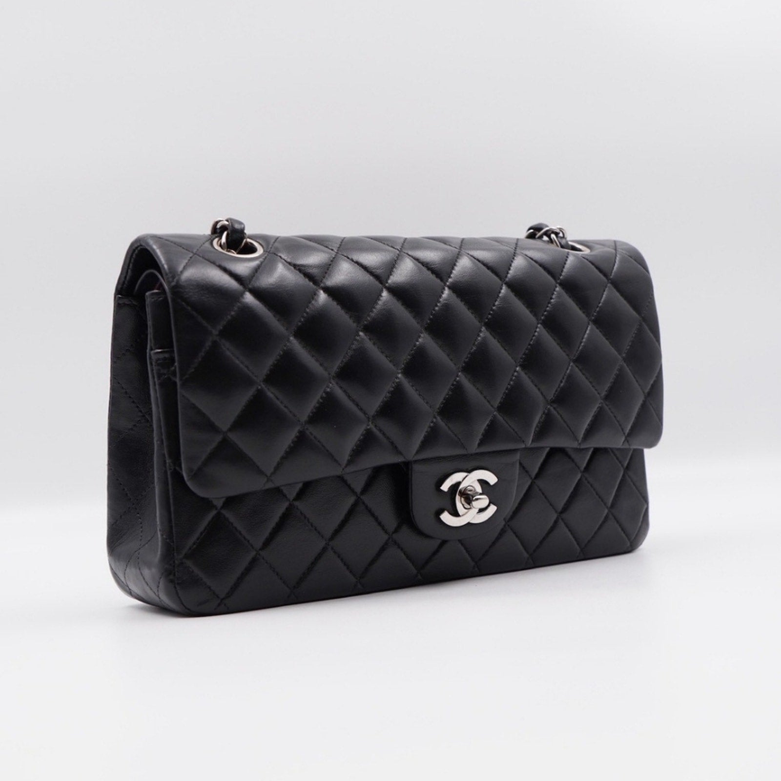 CE06 💖 Chanel Medium Classic Double Flap Bag Lambskin Silver Hardware