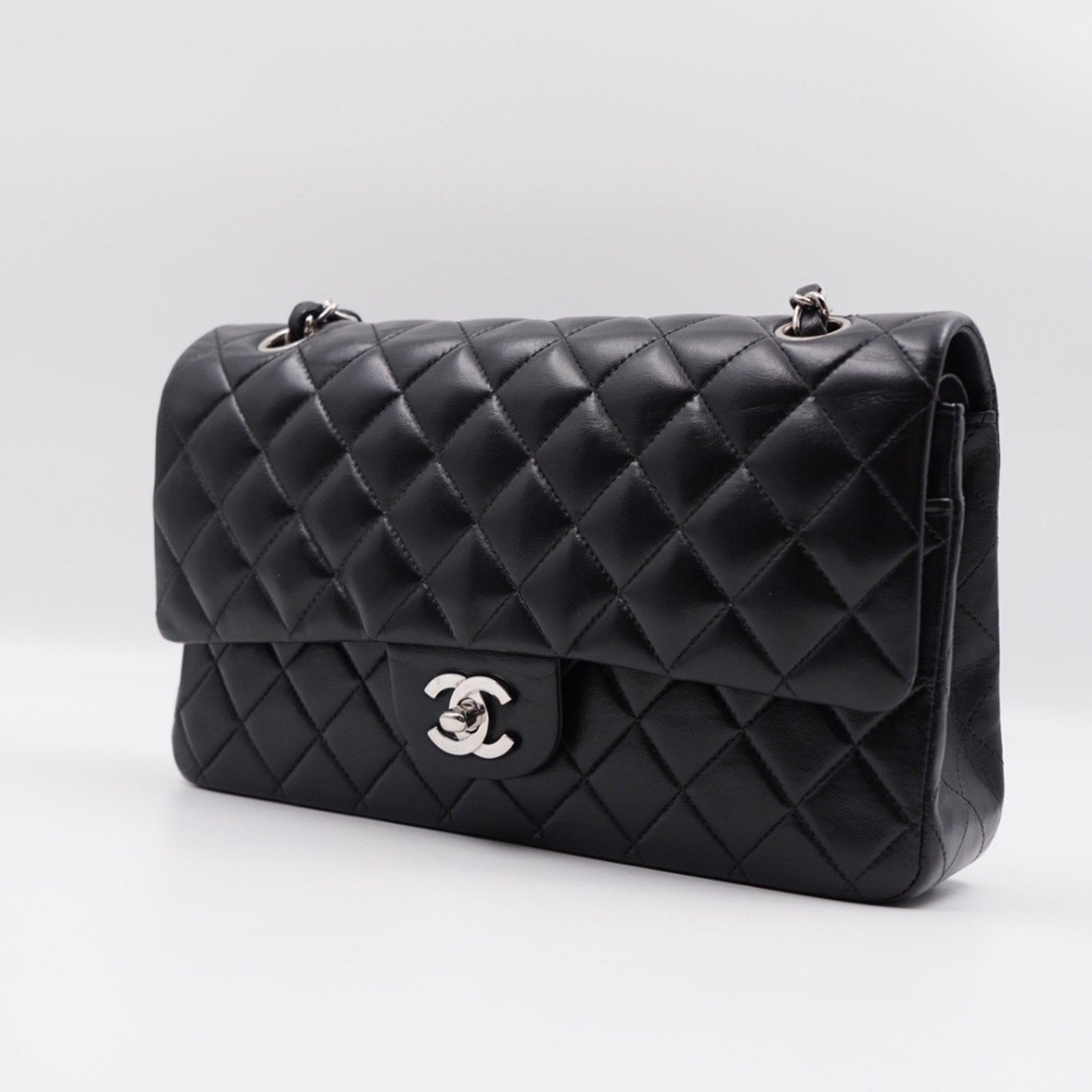 CE06 💖 Chanel Medium Classic Double Flap Bag Lambskin Silver Hardware